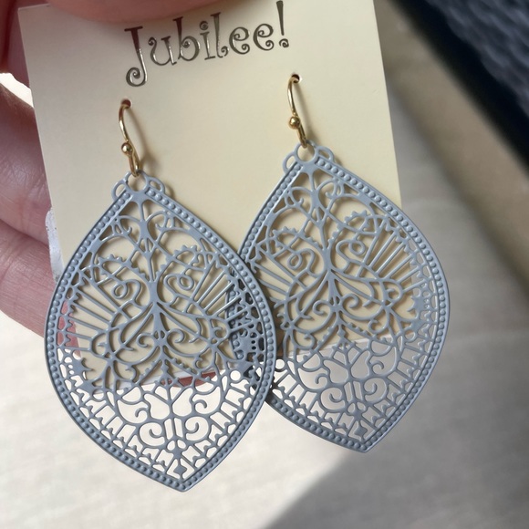 NWT Lightweight Grey Lasercut Earrings - Picture 4 of 5